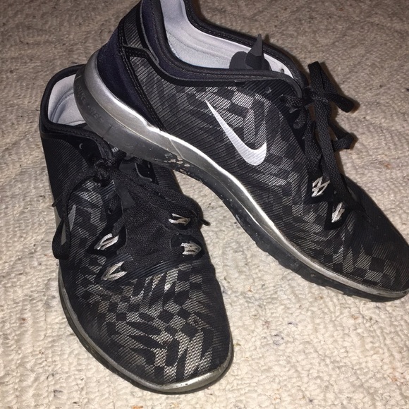 Nike Shoes - Nike tennis shoes size 8